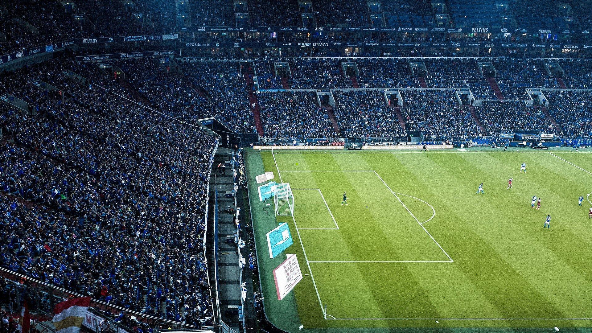 拜仁球迷组织抗议啤酒节球衣，我们想要红白色，传统不容商业化侵蚀